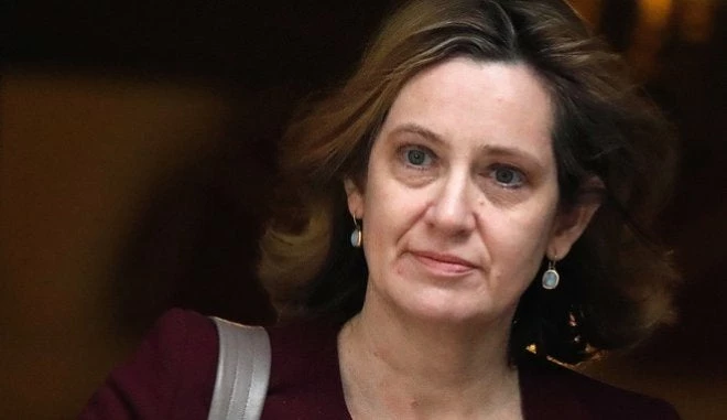 Βρετανία: Μεγάλο πλήγμα για την Μέι η παραίτηση της υπουργού Εσωτερικών